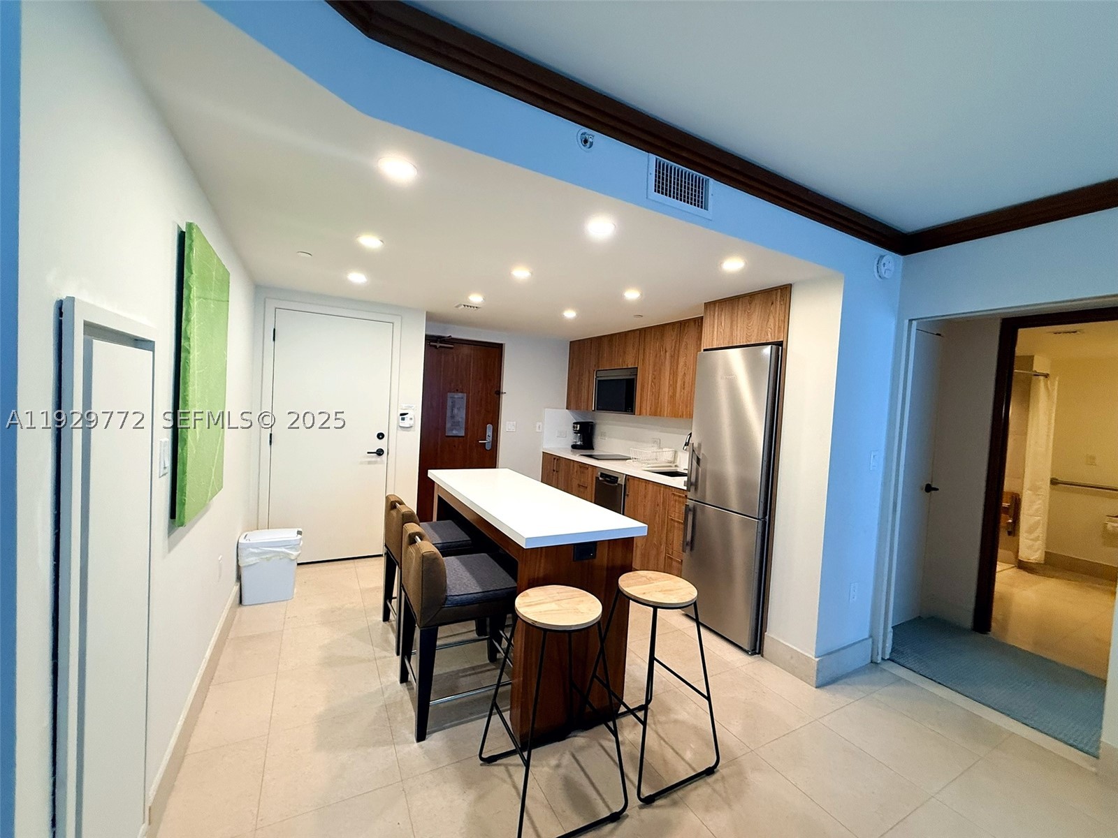 6801 Collins Ave #309, Miami Beach FL 33141
