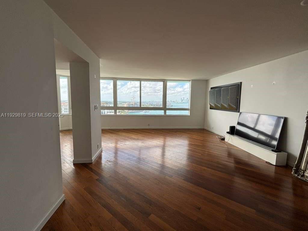 400 S Pointe Dr #2105, Miami Beach FL 33139
