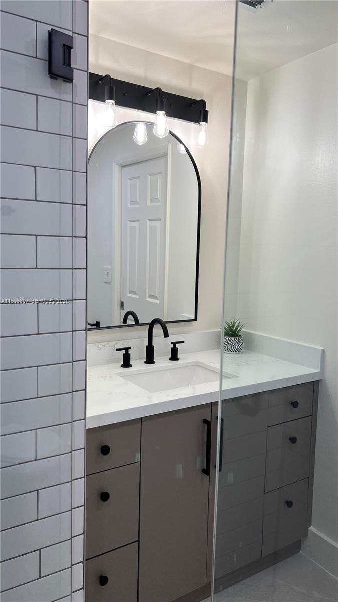 8000 N Nob Hill Rd #204, Tamarac FL 33321