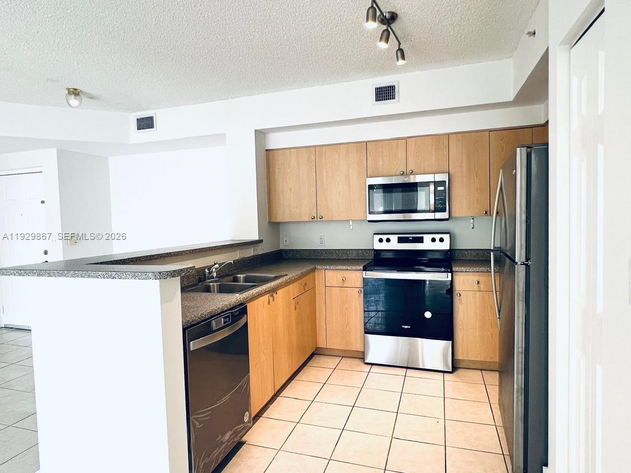 8000 N Nob Hill Rd #204, Tamarac FL 33321