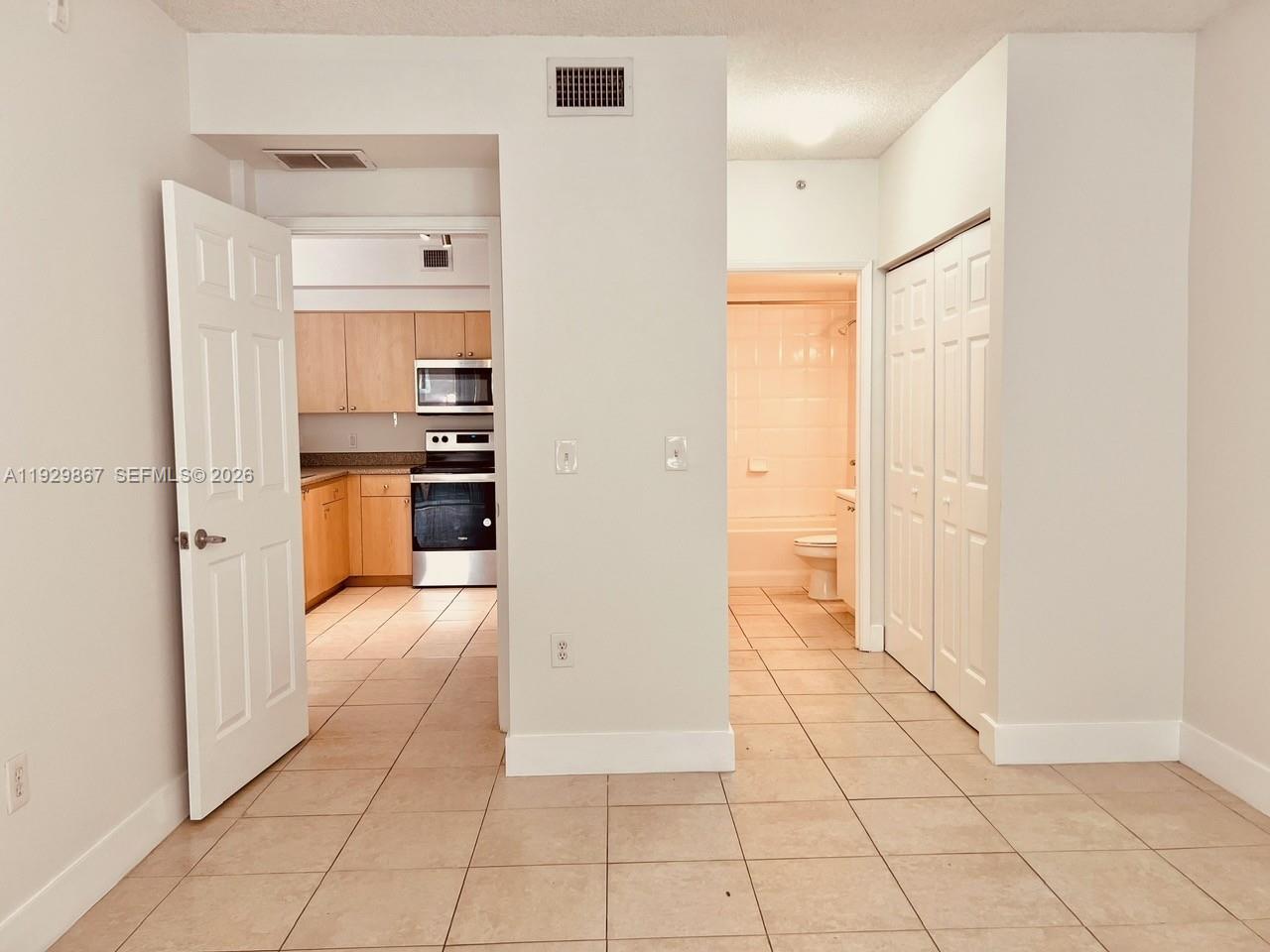8000 N Nob Hill Rd #204, Tamarac FL 33321