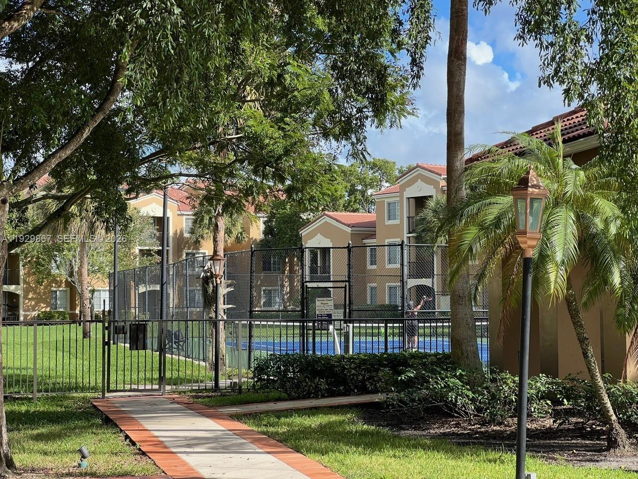 8000 N Nob Hill Rd #204, Tamarac FL 33321