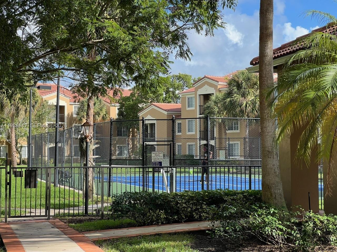 8000 N Nob Hill Rd #204, Tamarac FL 33321