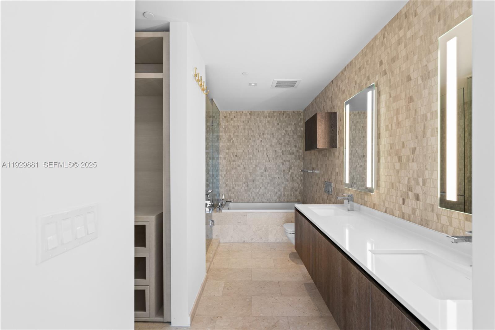 88 SW 7th St #3608, Miami FL 33130