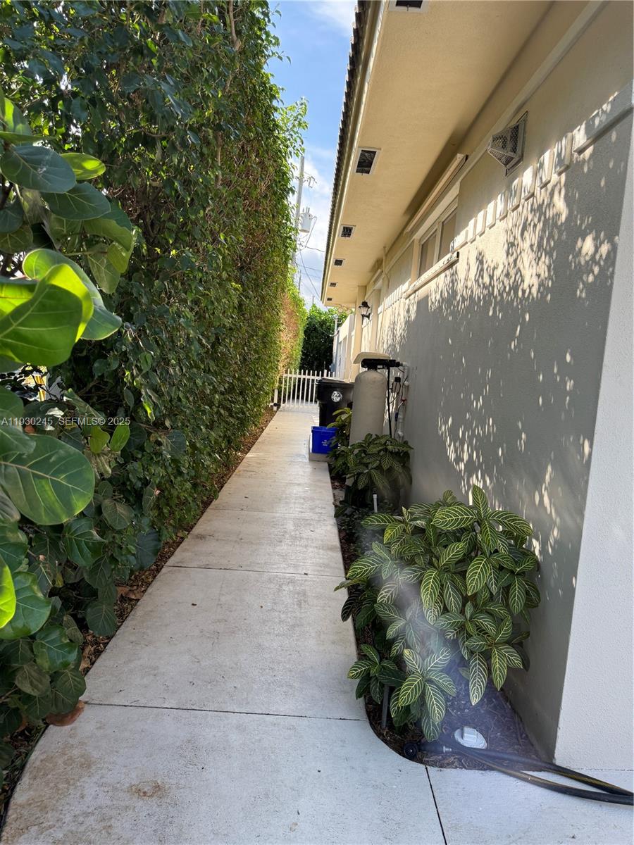 2607 Holy Cross Ln, Lake Worth FL 33460