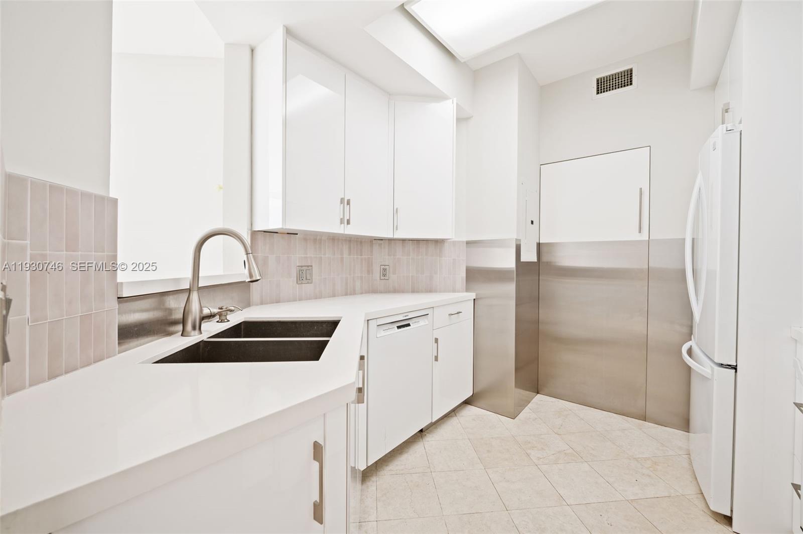 888 Brickell Key Dr #601, Miami FL 33131