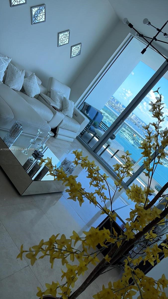 900 Biscayne Blvd #3704, Miami FL 33132