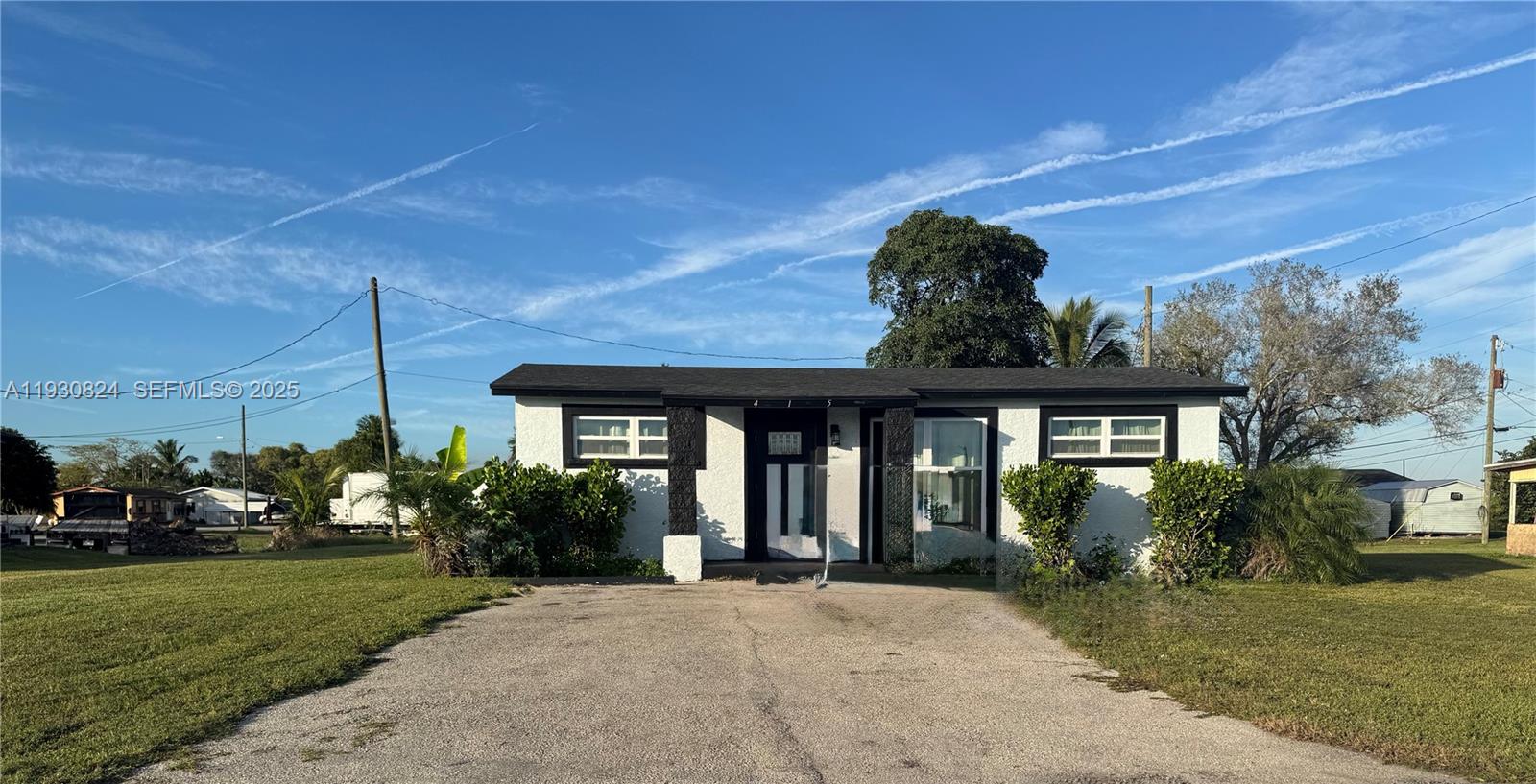 415 SE 4th St, South Bay FL 33493