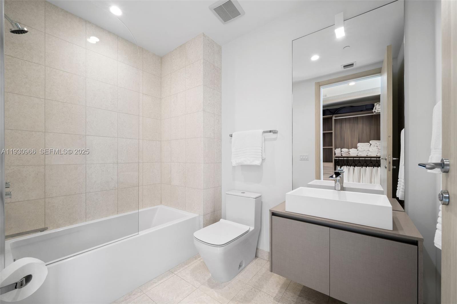 1000 Brickell Plz #PH5904, Miami FL 33131