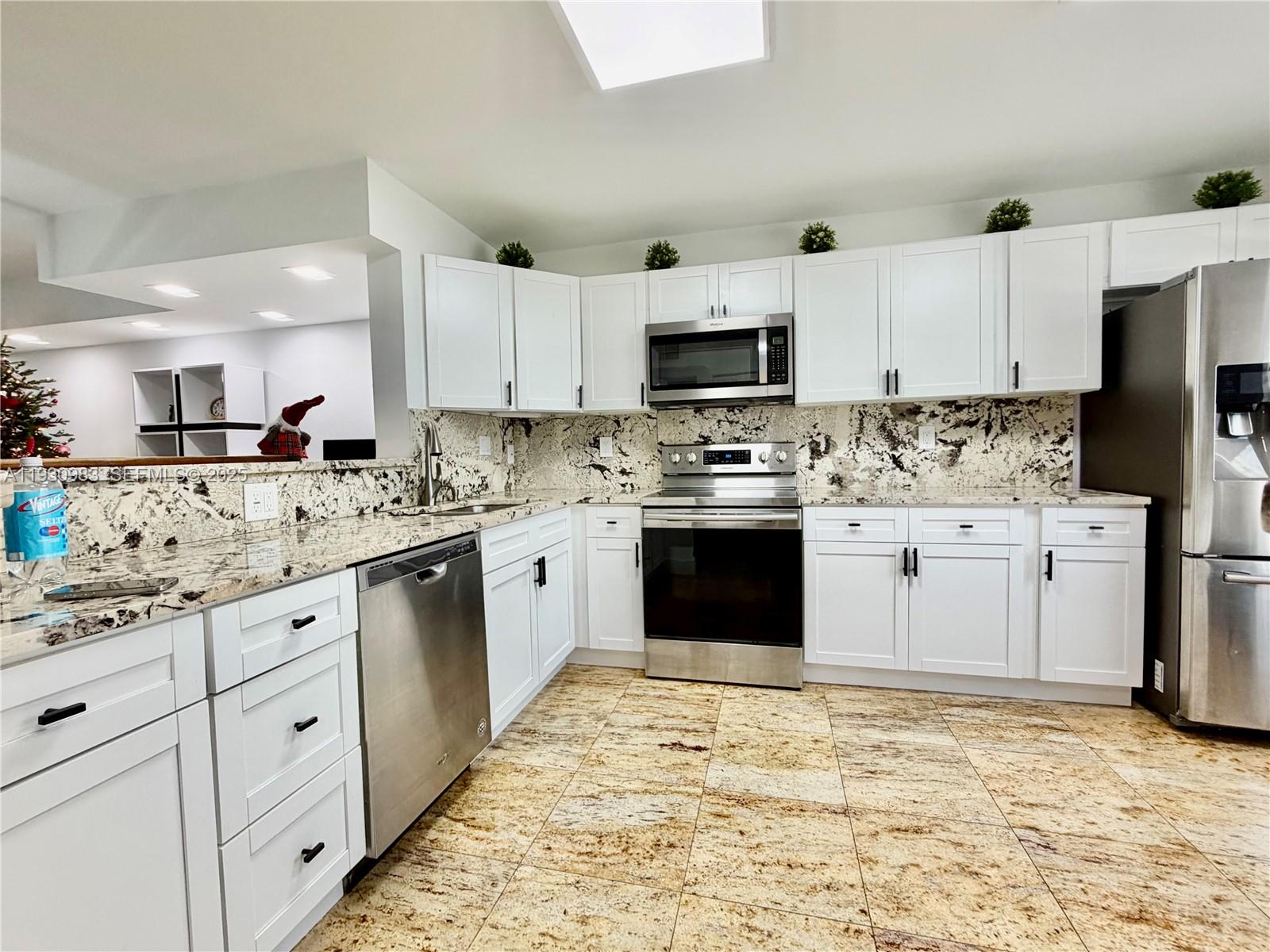 934 NE 27th Ave, Hallandale Beach FL 33009
