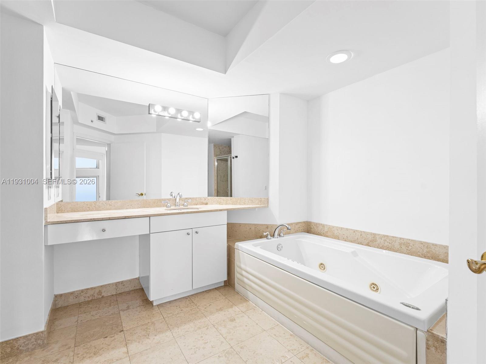 Miami Beach FL 33140 - A11931004