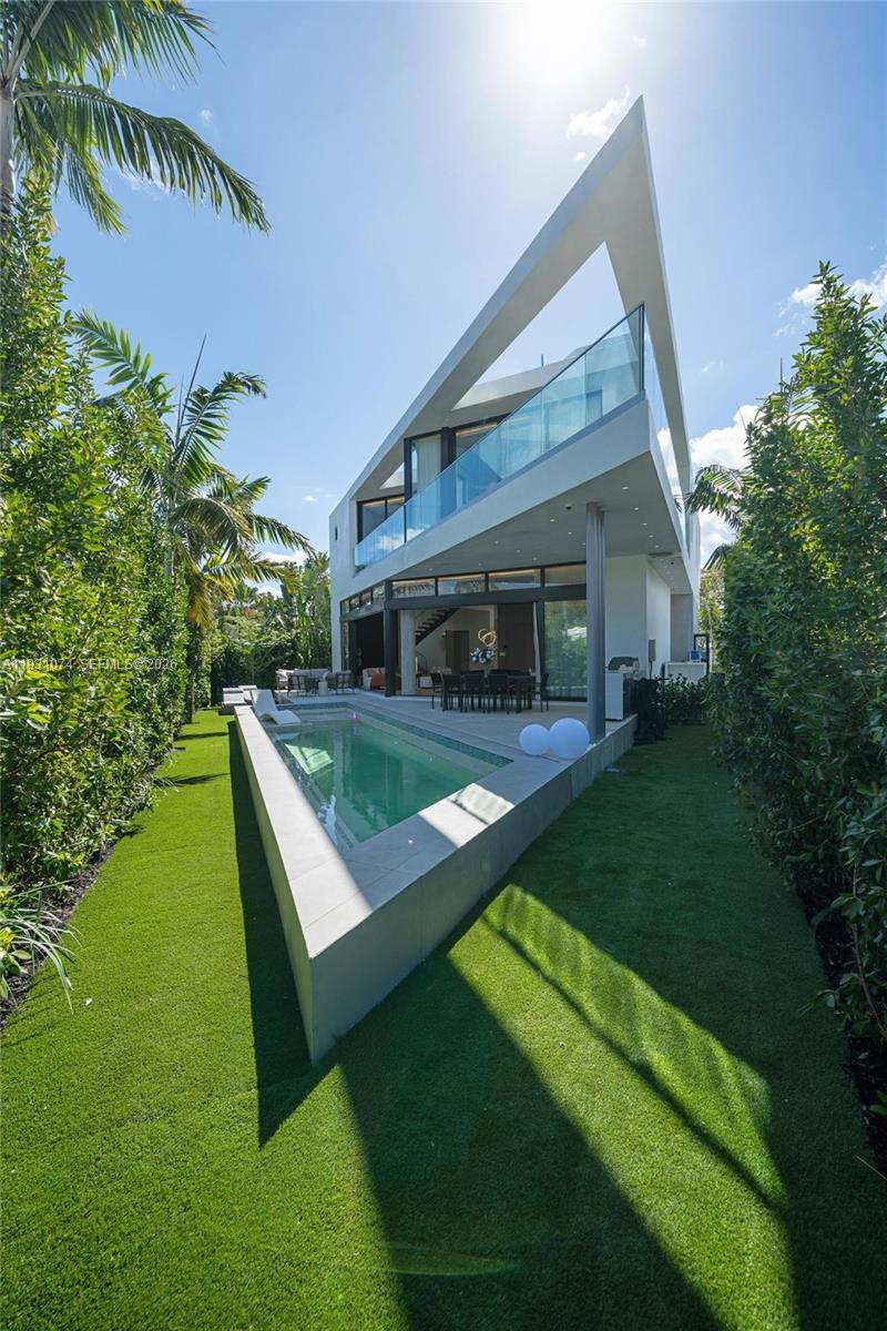 1045 W 47th Ct, Miami Beach FL 33140