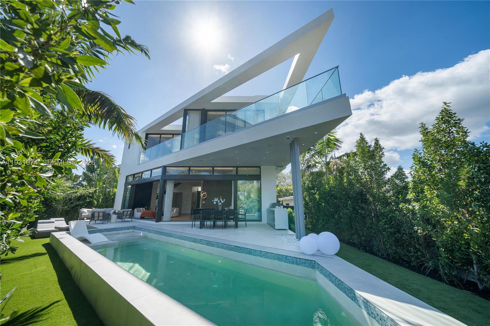 1045 W 47th Ct, Miami Beach FL 33140