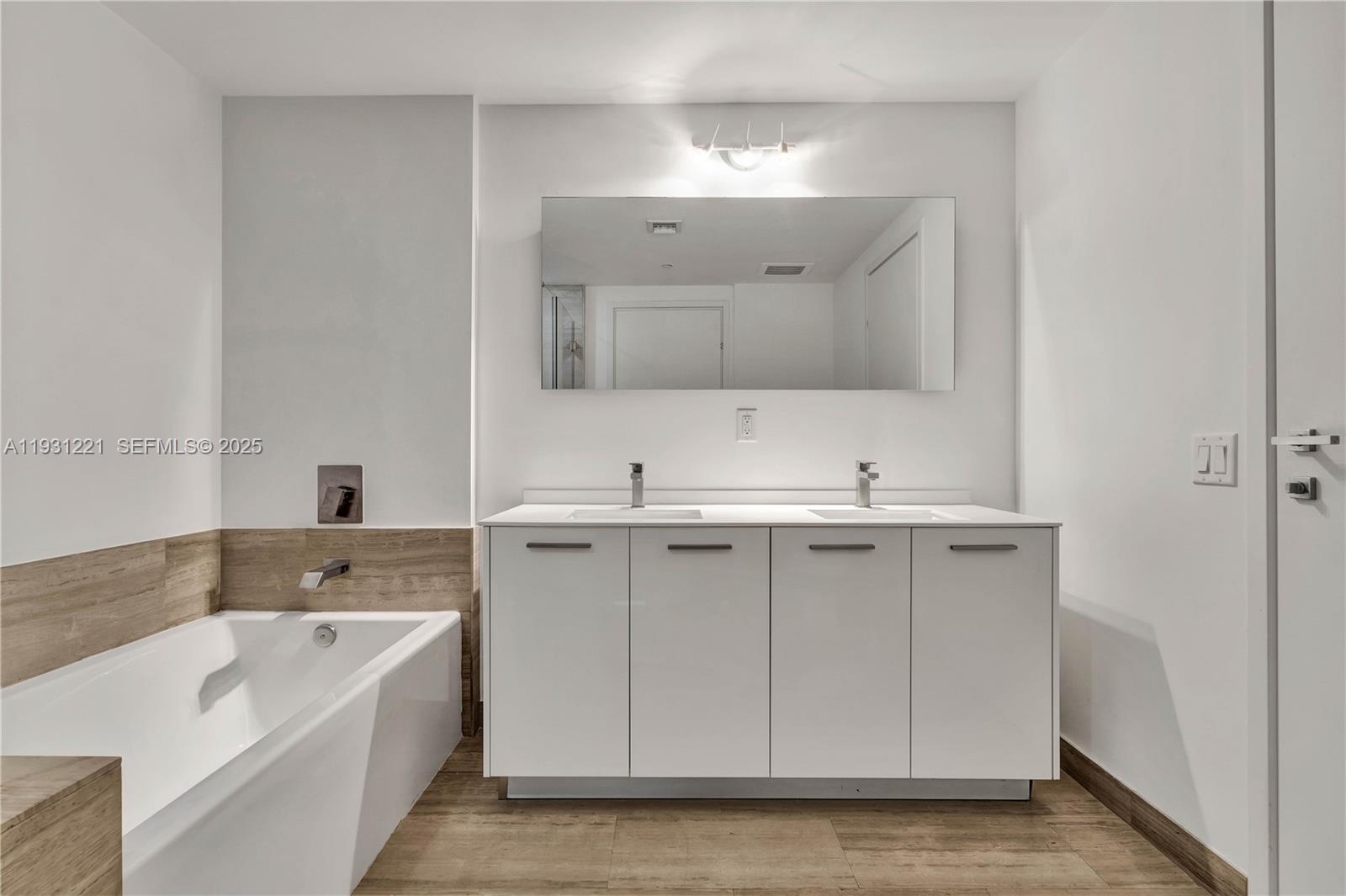 1300 Brickell Bay Dr #1704, Miami FL 33131