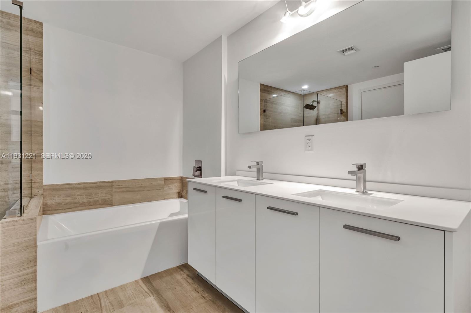 1300 Brickell Bay Dr #1704, Miami FL 33131