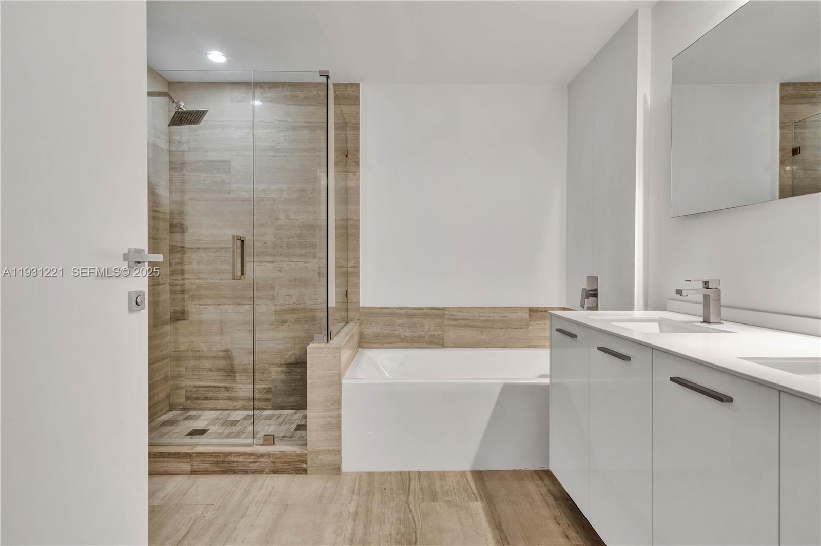 1300 Brickell Bay Dr #1704, Miami FL 33131