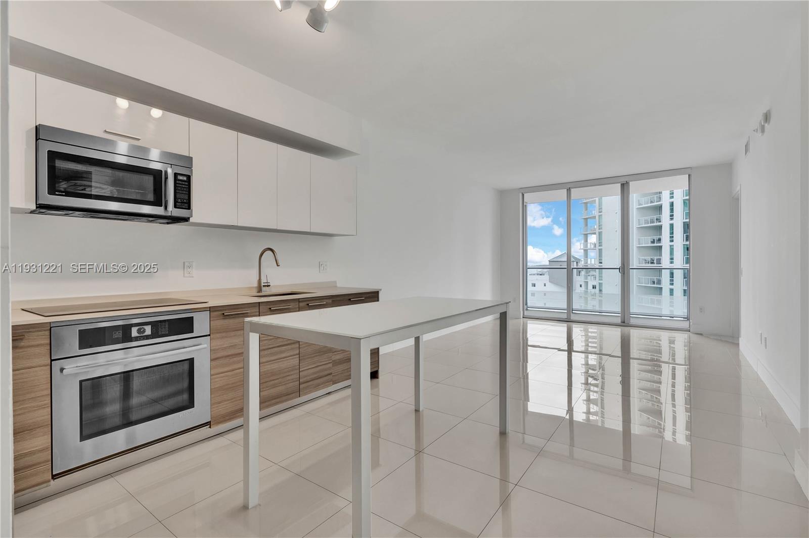 1300 Brickell Bay Dr #1704, Miami FL 33131