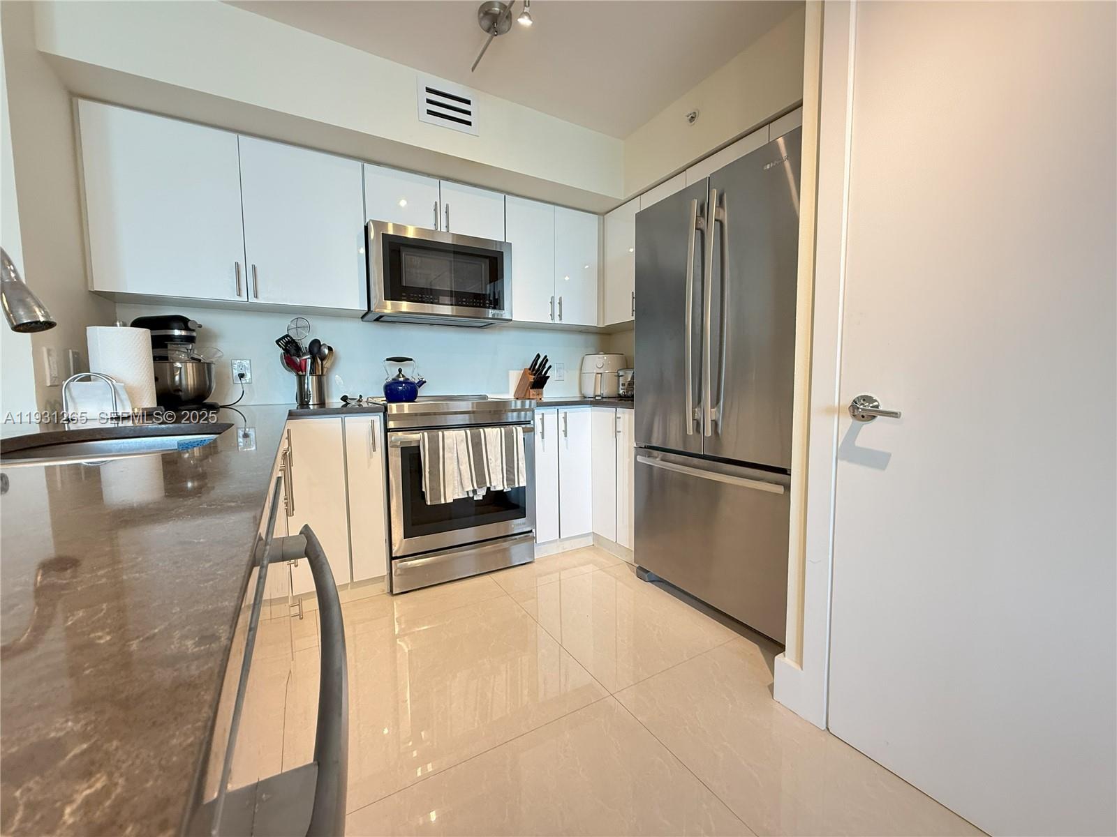 1155 Brickell Bay Dr #2108, Miami FL 33131