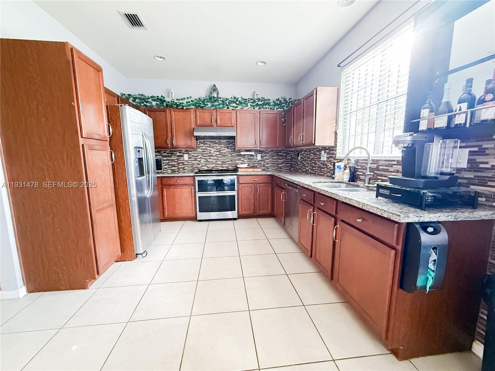 3184 NW 32nd St, Oakland Park FL 33309