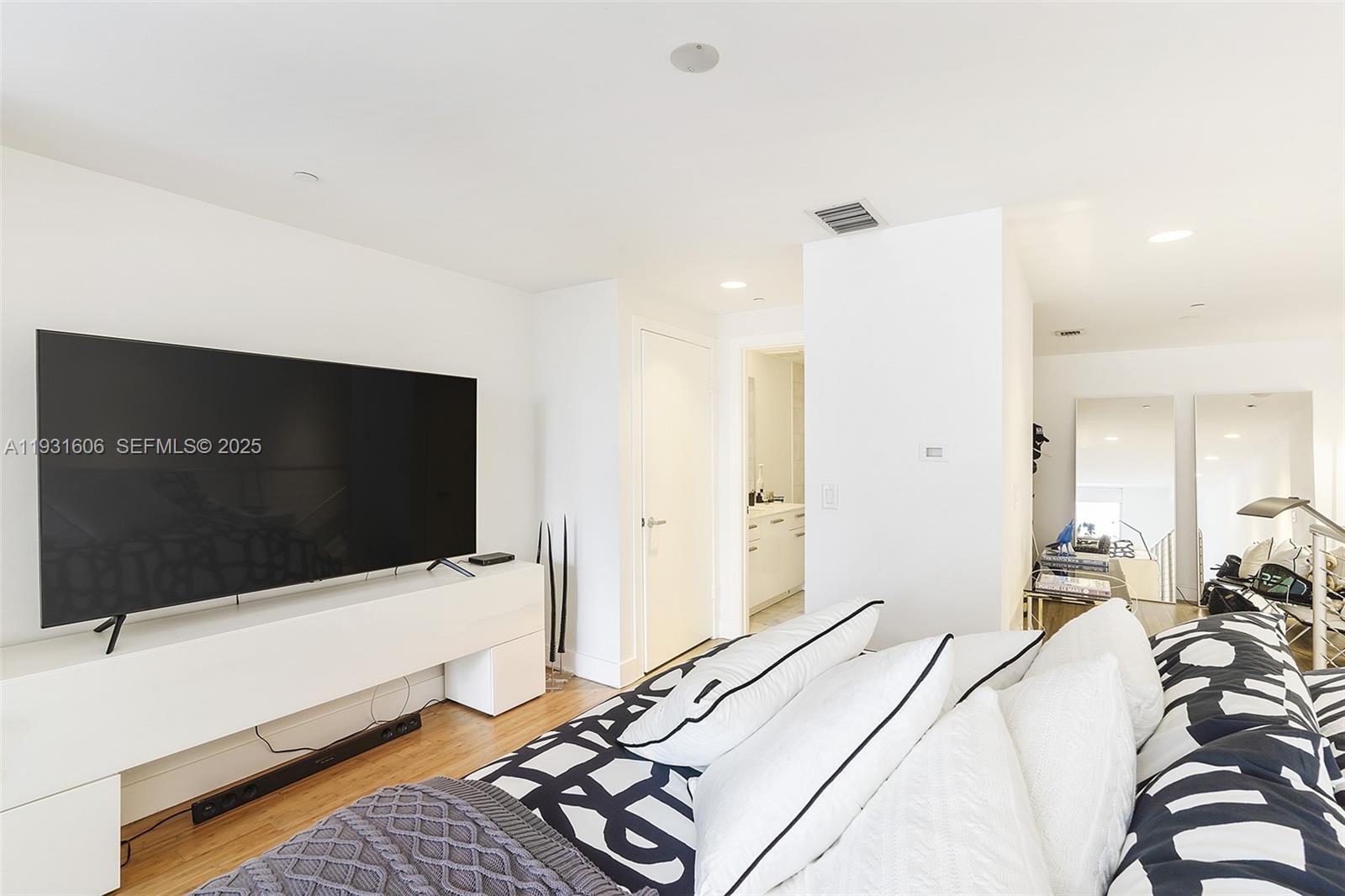 1050 Brickell Ave #212, Miami FL 33131