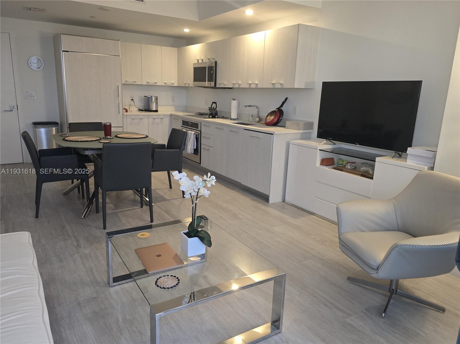 55 SW 9th St #3707, Miami FL 33130