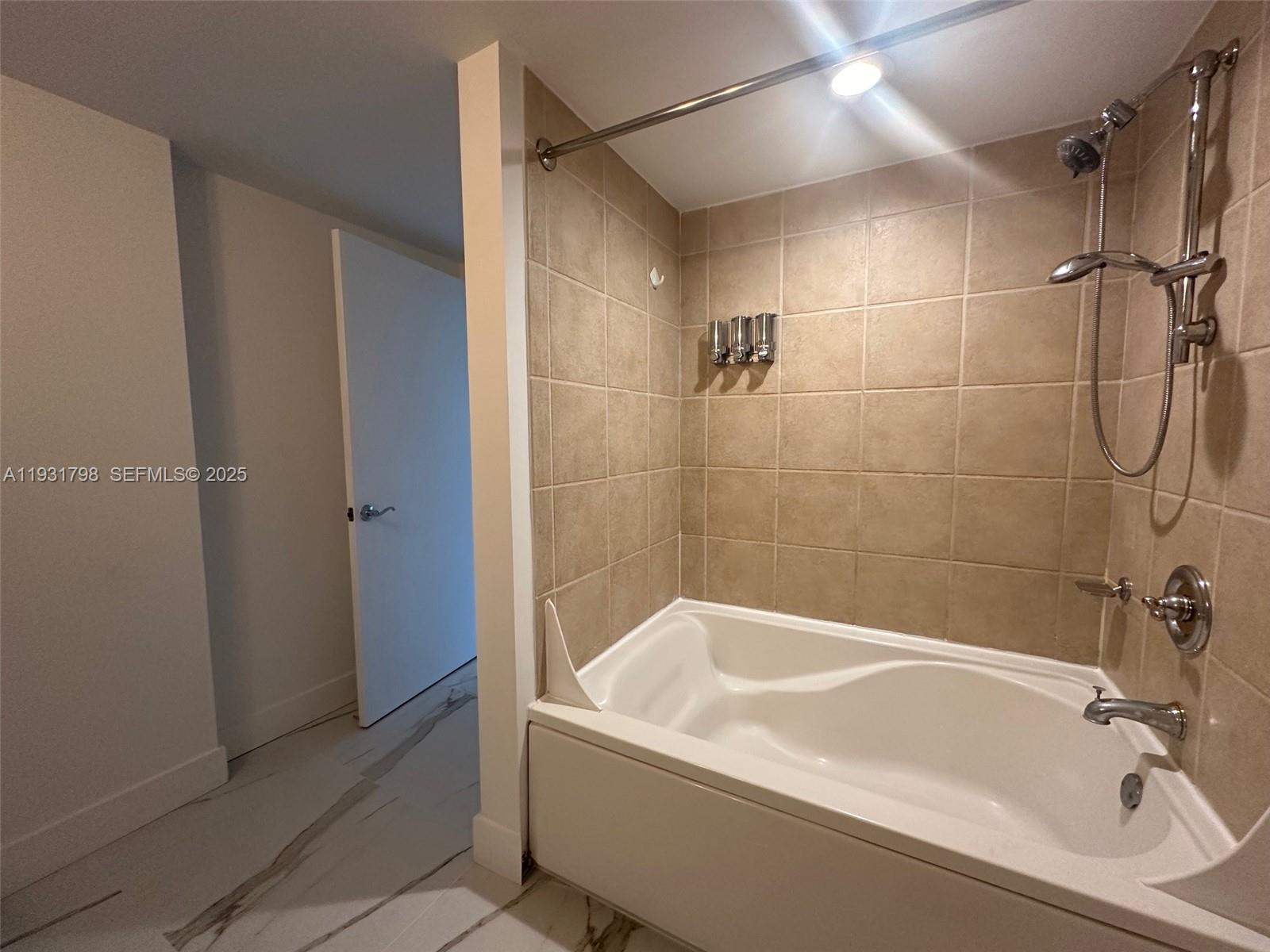 19501 W Country Club Dr #406, Aventura FL 33180