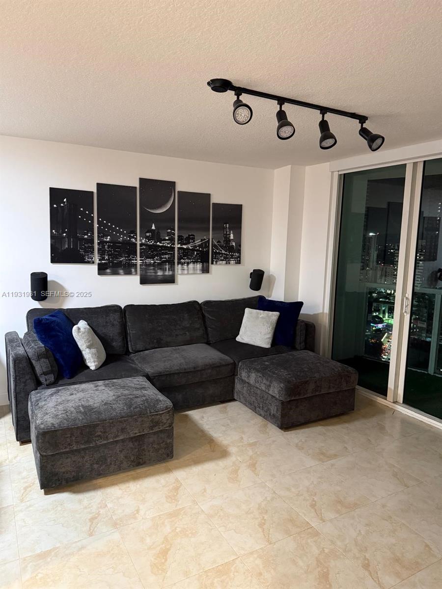 31 SE 5th St #2907, Miami FL 33131