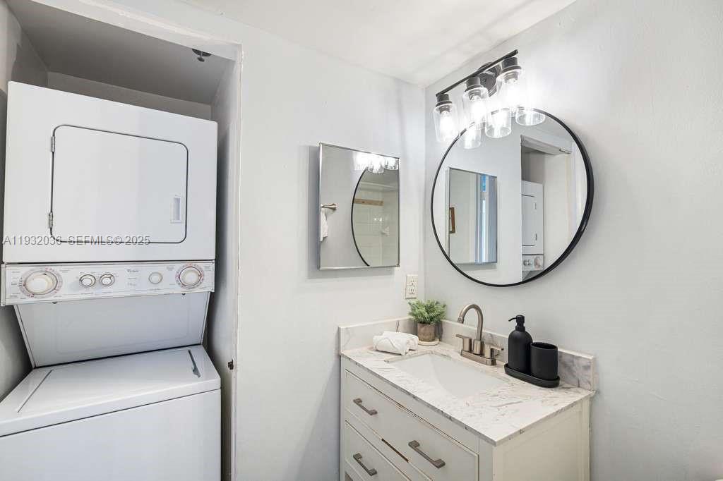 1200 Brickell Bay Dr #2202, Miami FL 33131