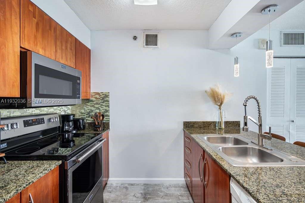 1200 Brickell Bay Dr #2202, Miami FL 33131