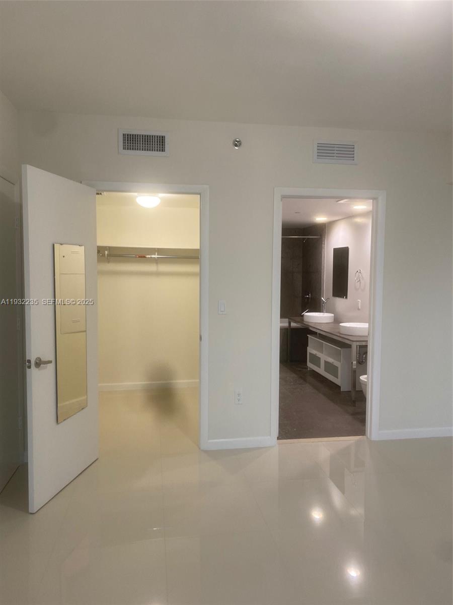 475 Brickell Ave #3414, Miami FL 33131