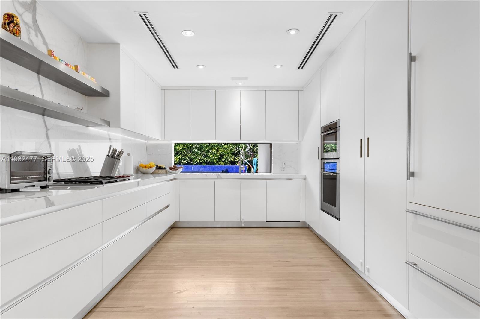 6420 Pinetree Drive Cir, Miami Beach FL 33141
