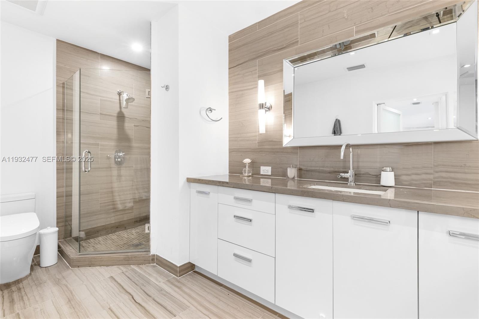 6420 Pinetree Drive Cir, Miami Beach FL 33141