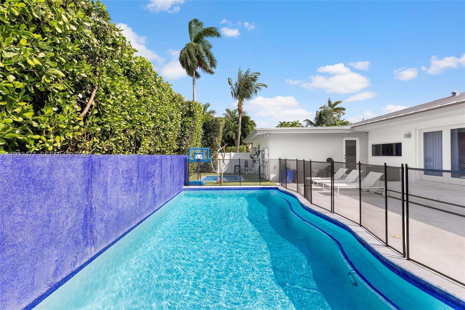 6420 Pinetree Drive Cir, Miami Beach FL 33141
