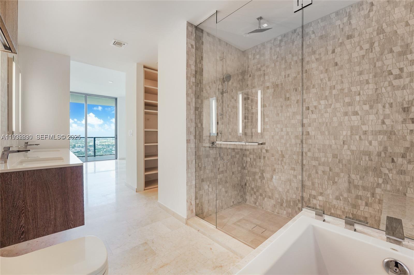 88 SW 7th St #2708, Miami FL 33130