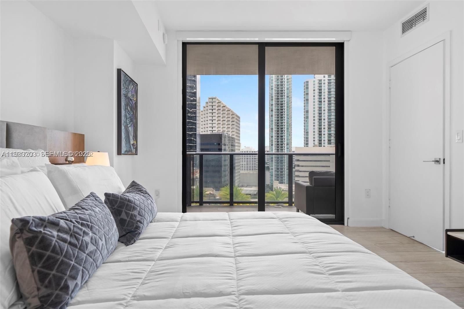 45 SW 9th St #1403, Miami FL 33130