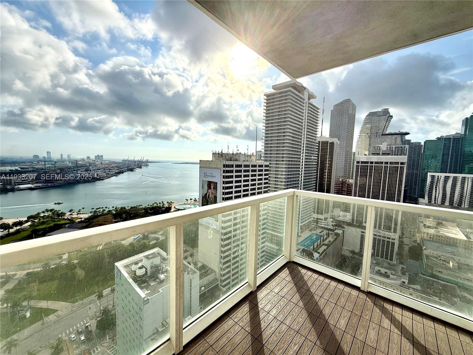 253 NE 2nd St. 2.2+ LRG DEN #3309, Miami FL 33132