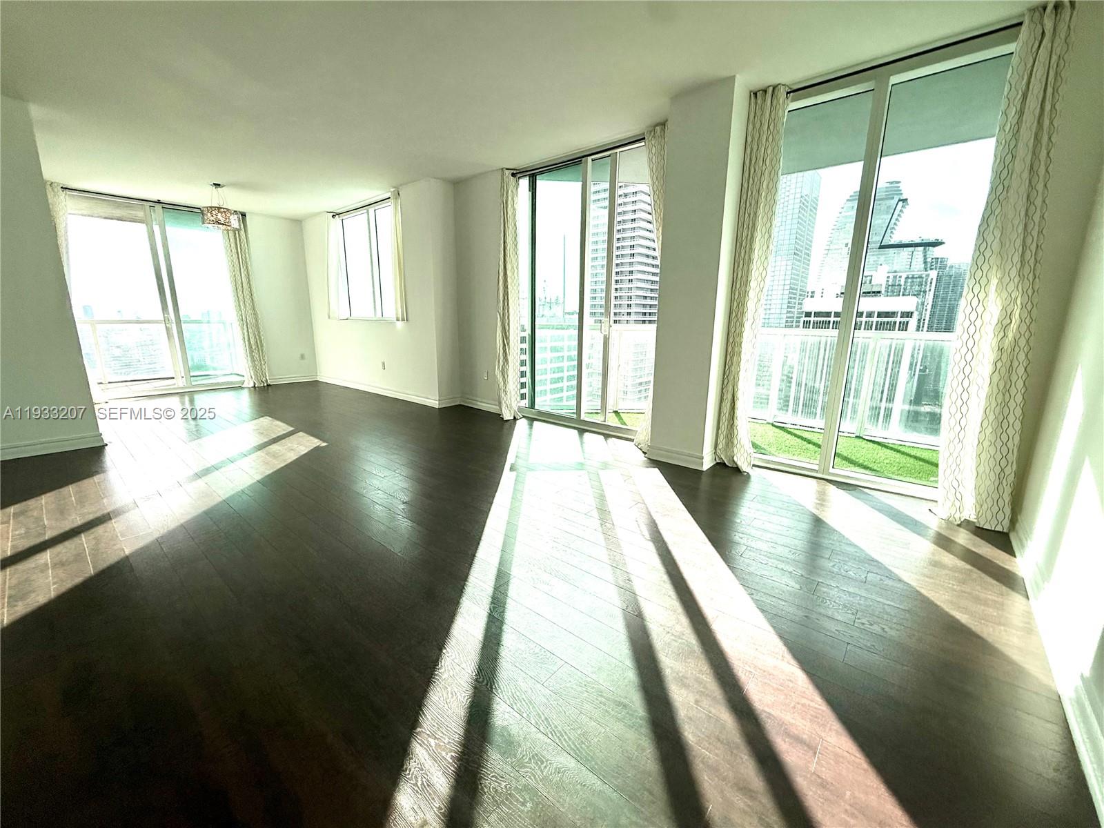 253 NE 2nd St. 2.2+ LRG DEN #3309, Miami FL 33132