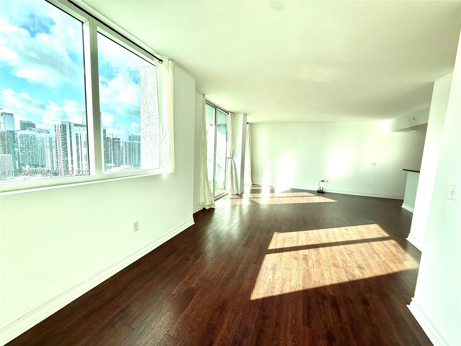 253 NE 2nd St. 2.2+ LRG DEN #3309, Miami FL 33132