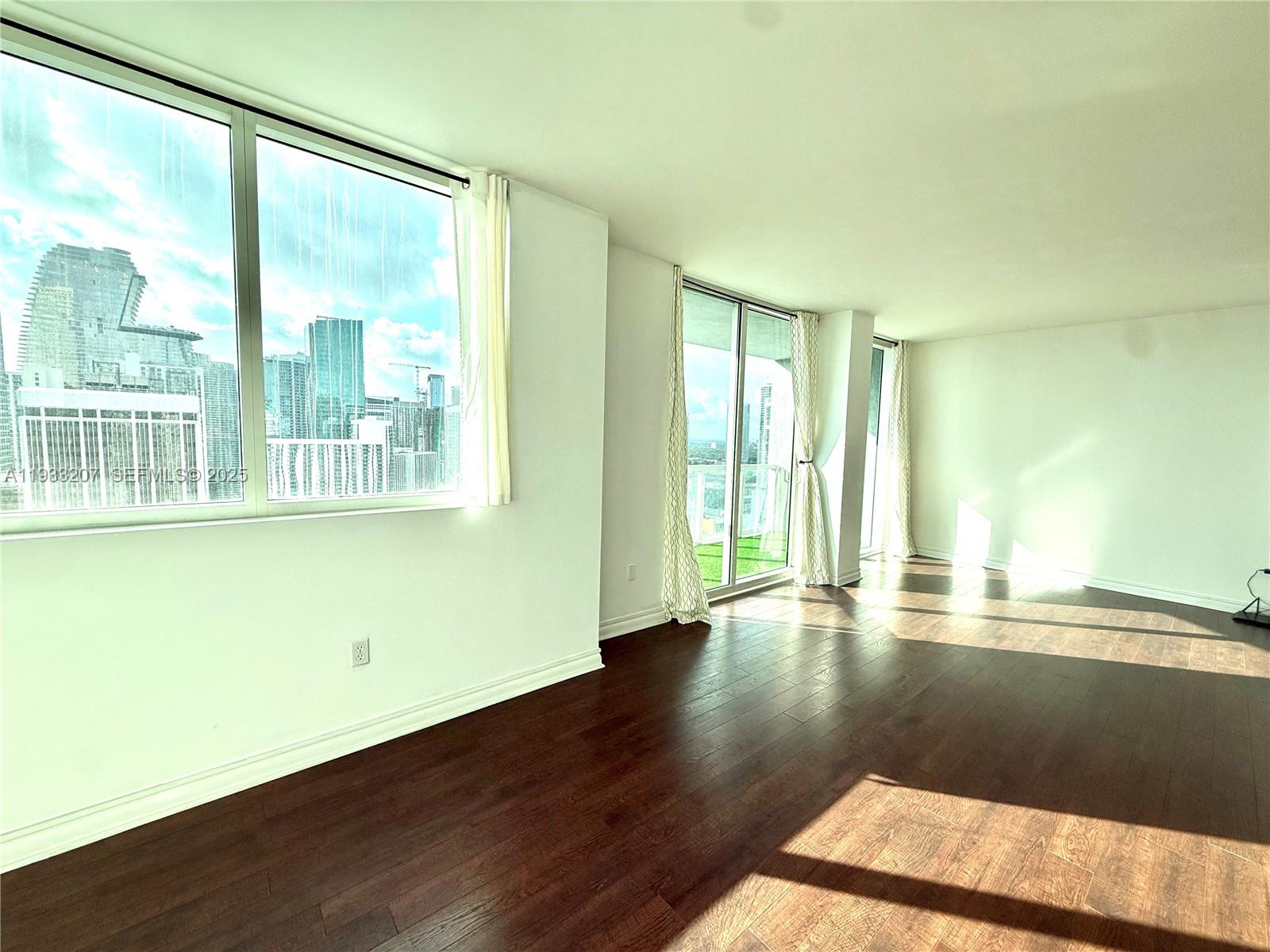 253 NE 2nd St. 2.2+ LRG DEN #3309, Miami FL 33132