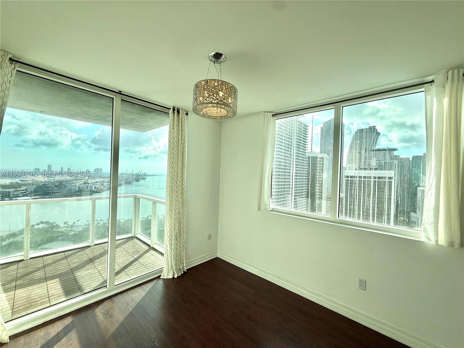 253 NE 2nd St. 2.2+ LRG DEN #3309, Miami FL 33132