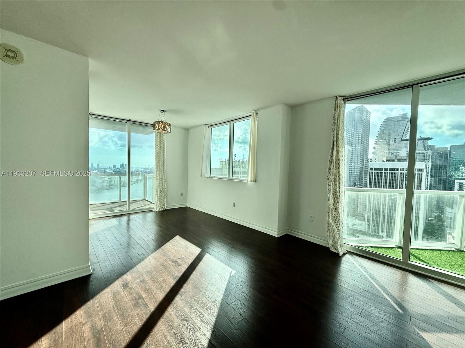 253 NE 2nd St. 2.2+ LRG DEN #3309, Miami FL 33132