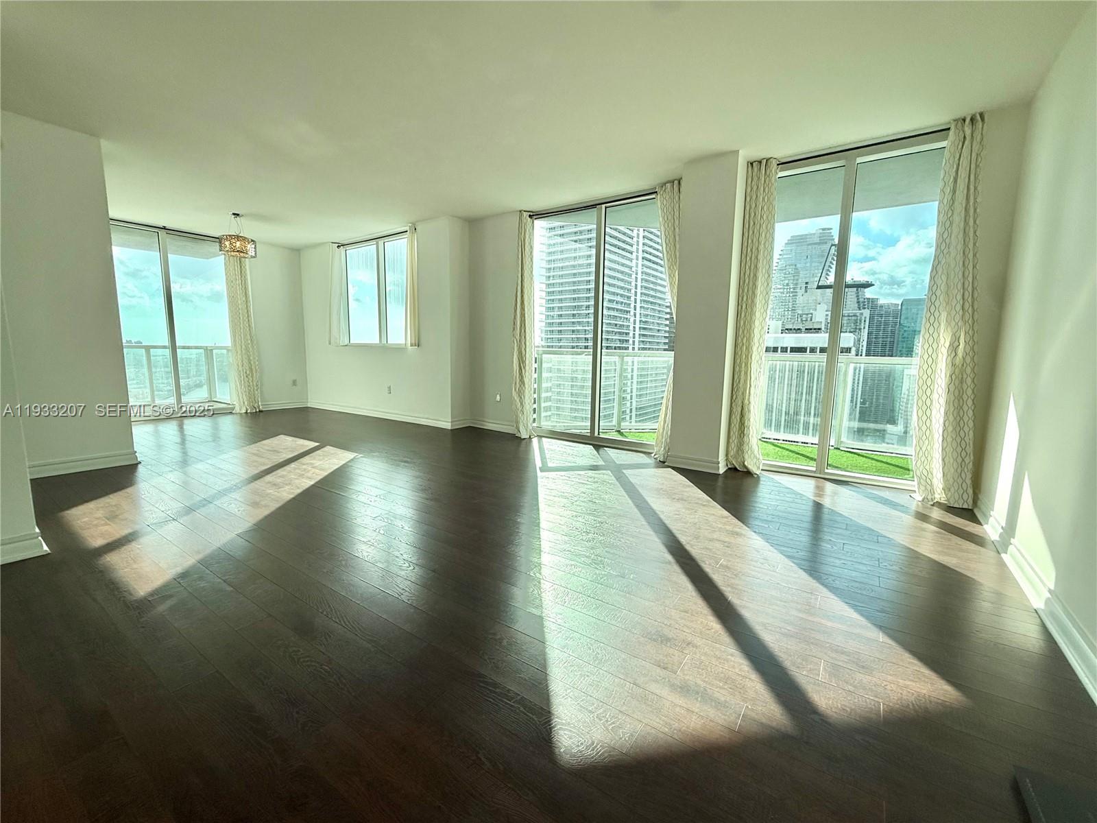 253 NE 2nd St. 2.2+ LRG DEN #3309, Miami FL 33132
