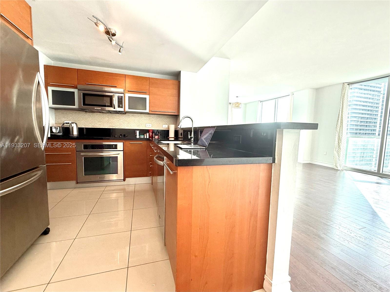 253 NE 2nd St. 2.2+ LRG DEN #3309, Miami FL 33132