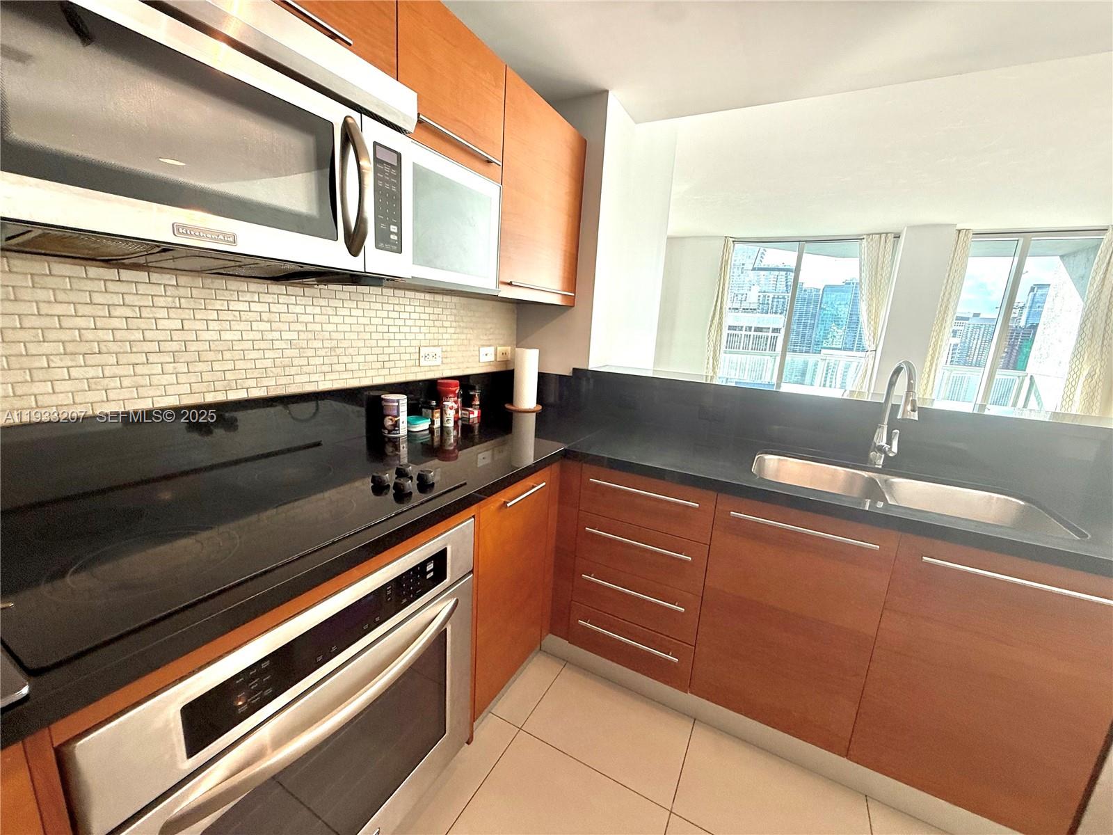 253 NE 2nd St. 2.2+ LRG DEN #3309, Miami FL 33132