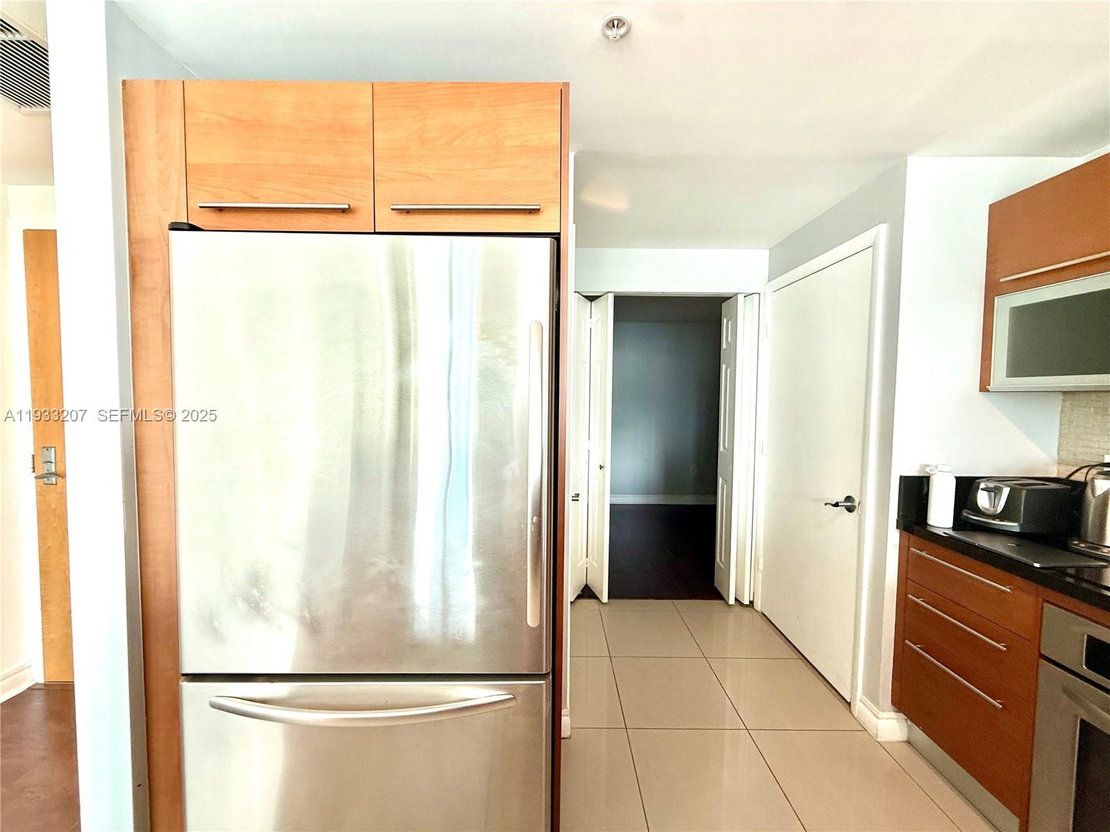 253 NE 2nd St. 2.2+ LRG DEN #3309, Miami FL 33132