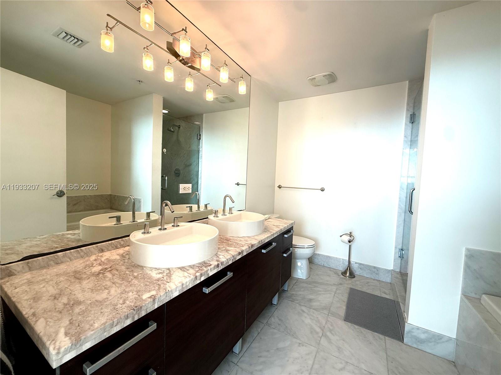 253 NE 2nd St. 2.2+ LRG DEN #3309, Miami FL 33132