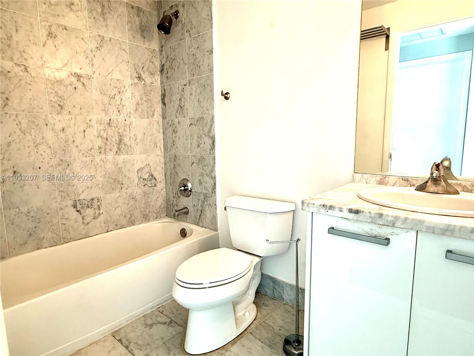 253 NE 2nd St. 2.2+ LRG DEN #3309, Miami FL 33132