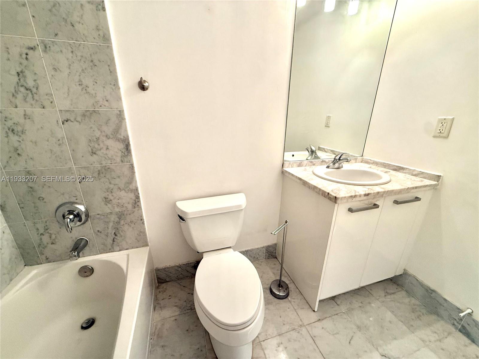 253 NE 2nd St. 2.2+ LRG DEN #3309, Miami FL 33132