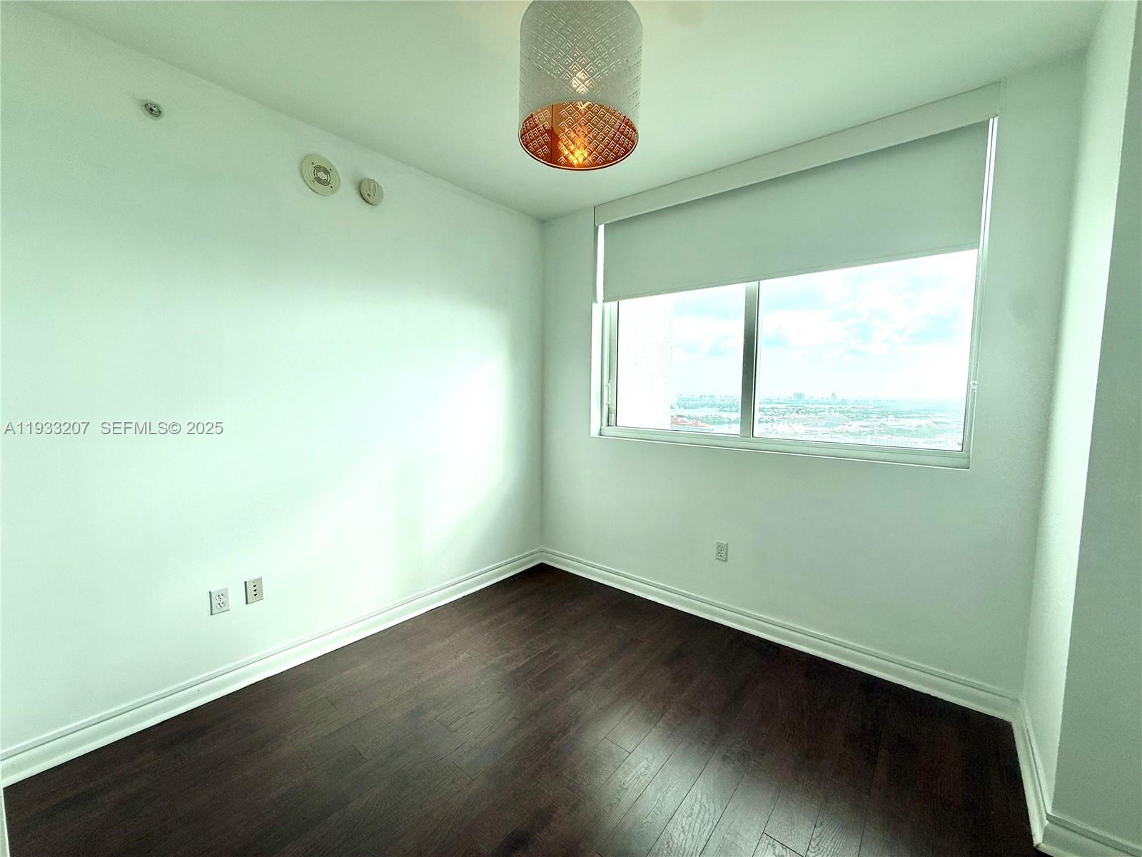 253 NE 2nd St. 2.2+ LRG DEN #3309, Miami FL 33132