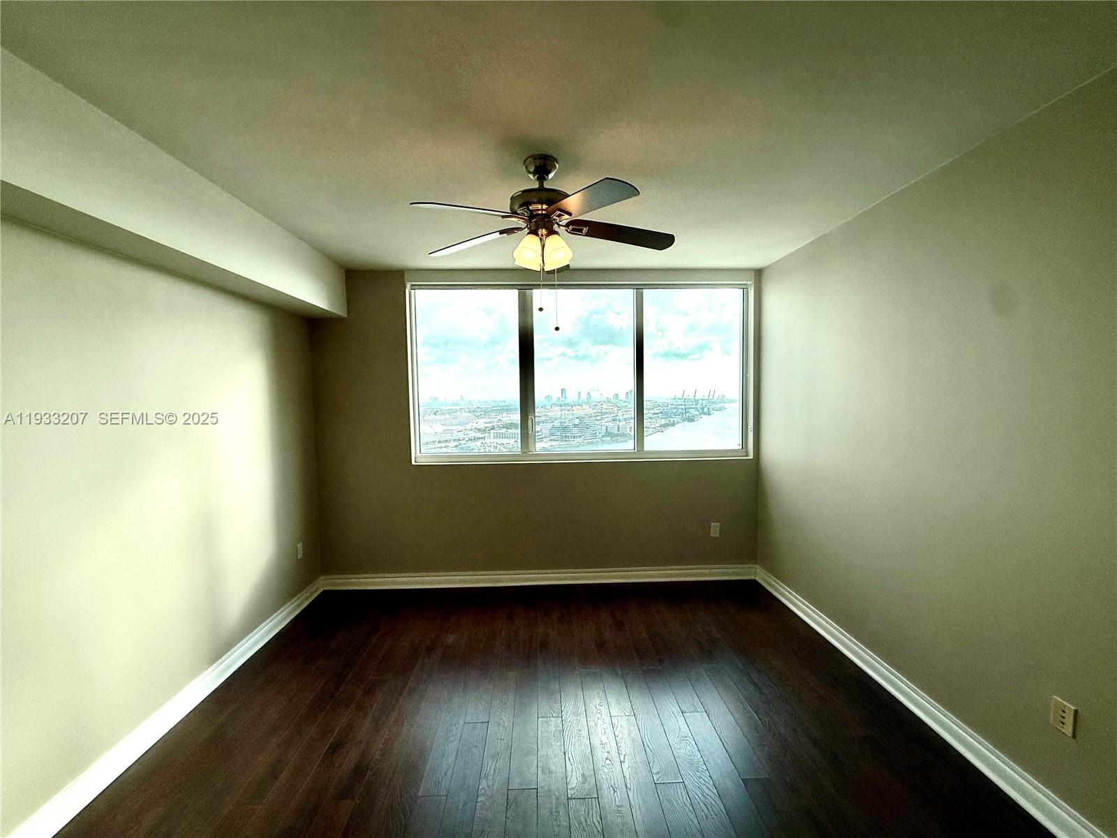 253 NE 2nd St. 2.2+ LRG DEN #3309, Miami FL 33132